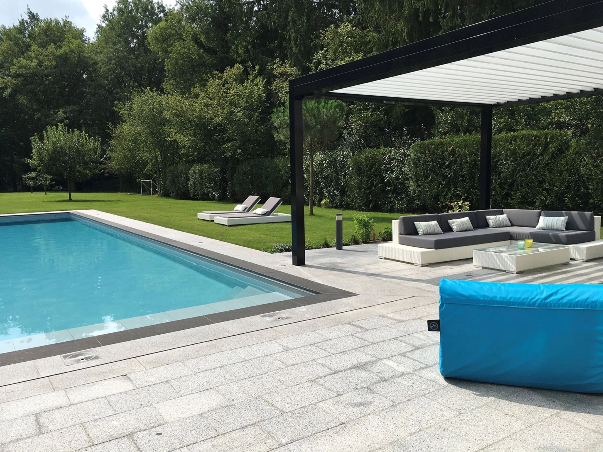 Pergola bioclimatique adossée